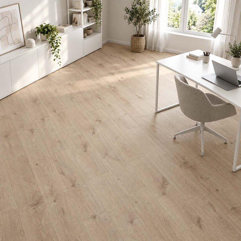 Laminat Vinto Eiche Venetia mit V-Fuge im hellen Arbeitszimmer aus erhöhter Perspektive

