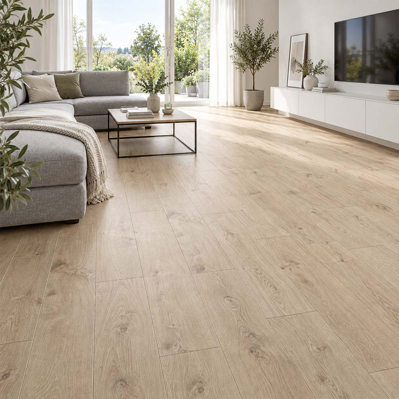 Laminat Vinto Eiche Venetia mit V-Fuge im hellen Wohnzimmer aus seitlicher Perspektive
