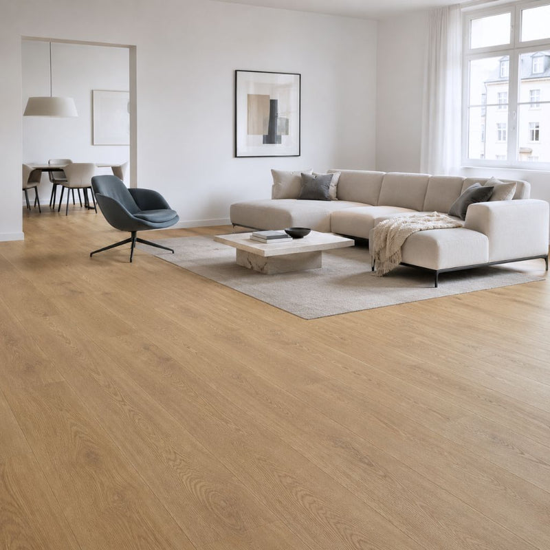 Laminat Kronotex Mammut Plus Berg Eiche Natur als warme XL-Breitdiele im Wohnzimmer von Floor4all