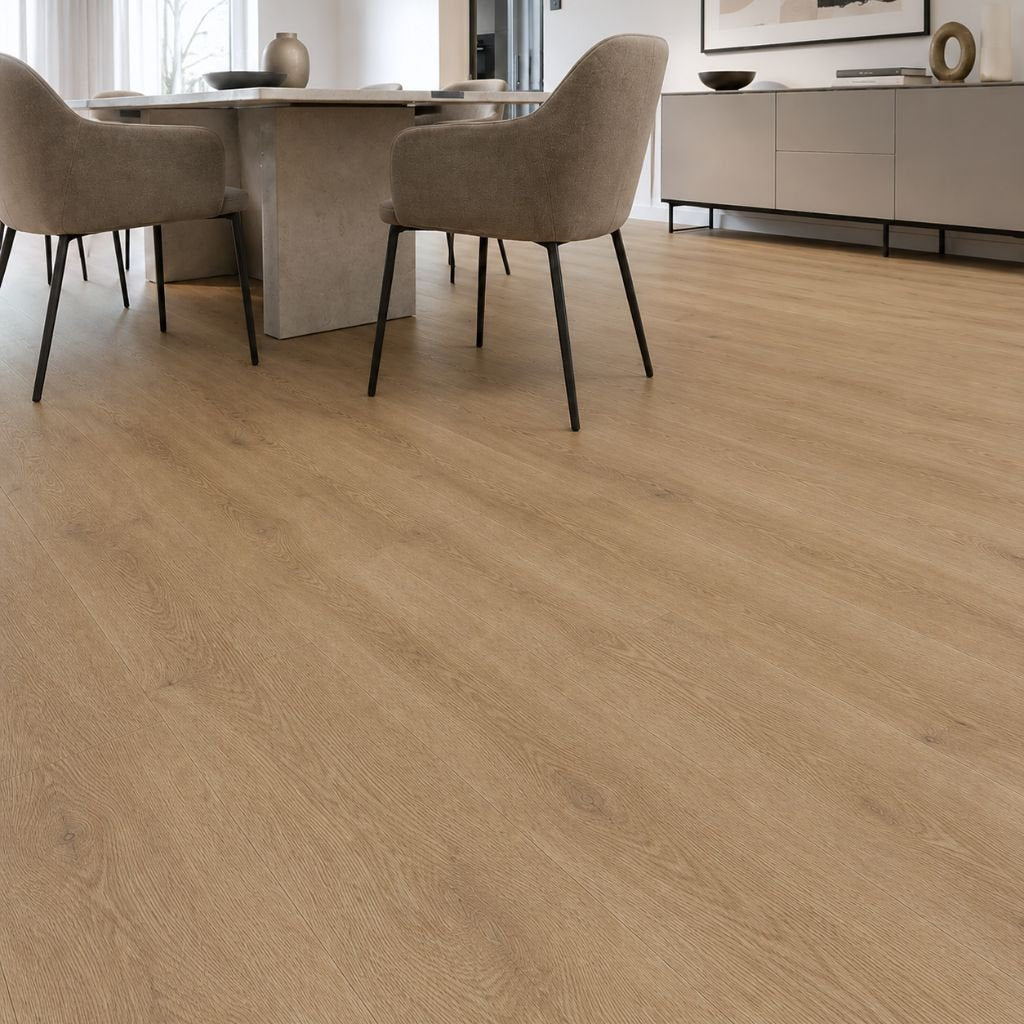 Warmes Laminat Mammut Plus Eiche Natur als großzügige Breitdiele im Esszimmer von Floor4all