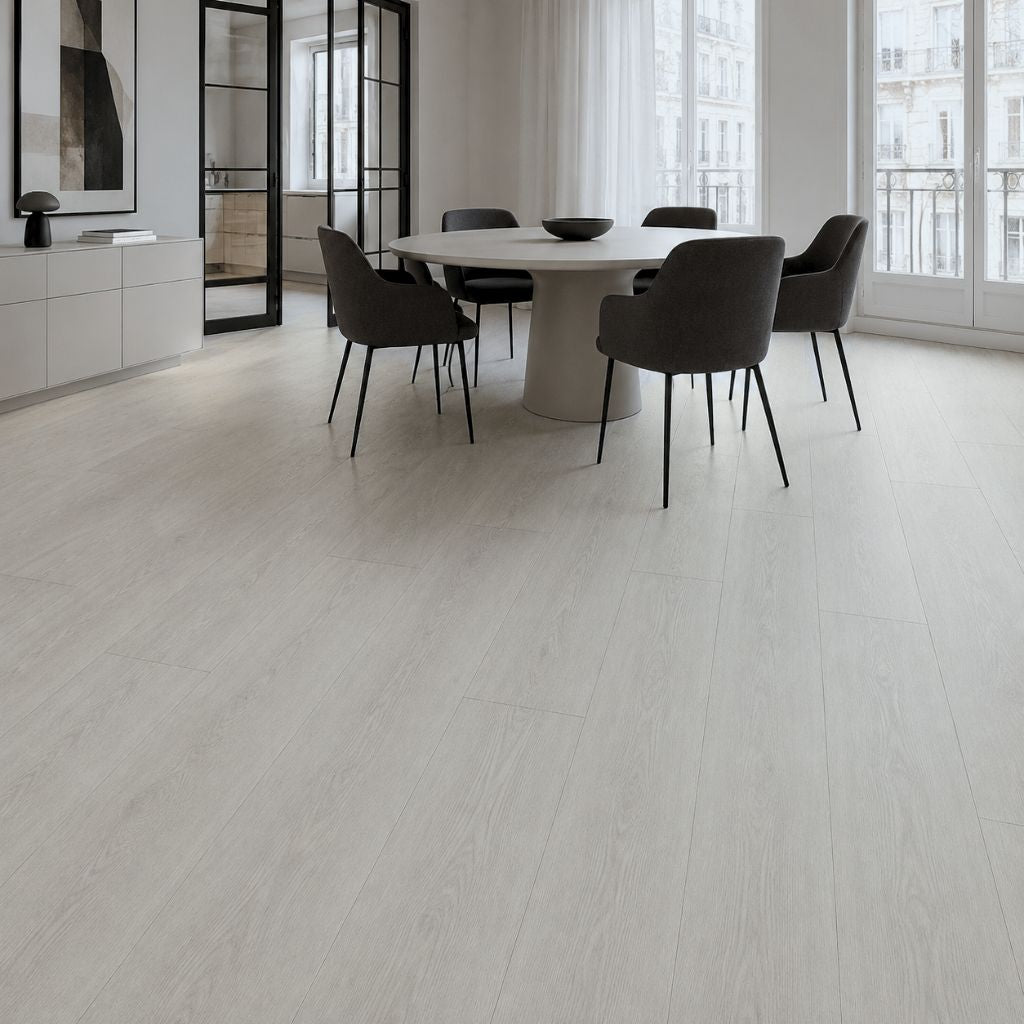 Laminat Kronotex Robusto Rip Oak weiss als helle Landhausdiele im modernen Esszimmer von Floor4al