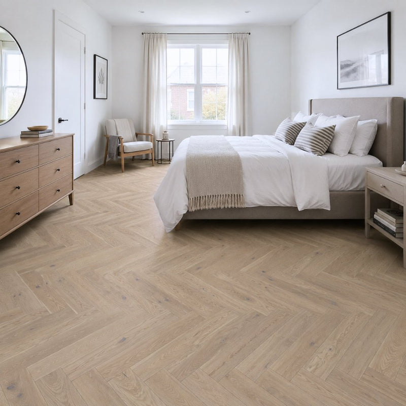 Schlafzimmer mit Klick Fertigparkett Fischgrät Chateau Eiche Rustikal hell in weiß geölter Eichenoptik von Floor4all
