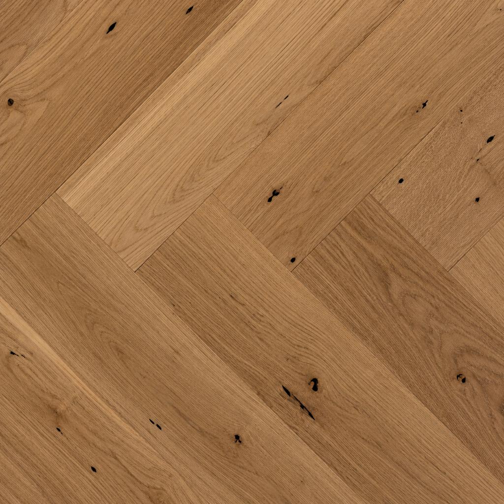 Nahaufnahme des Klick Fertigparketts Fischgrätoptik Chateau Eiche rustikal mit naturgeölter, gebürsteter Oberfläche von Floor4all