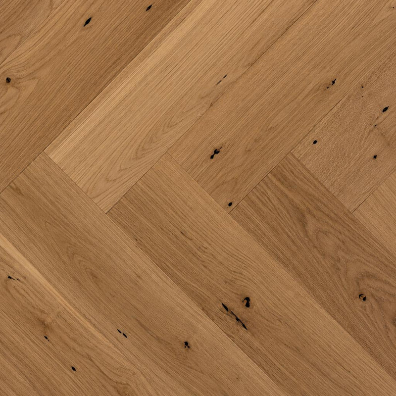 Nahaufnahme des Klick Fertigparketts Fischgrätoptik Chateau Eiche rustikal mit naturgeölter, gebürsteter Oberfläche von Floor4all