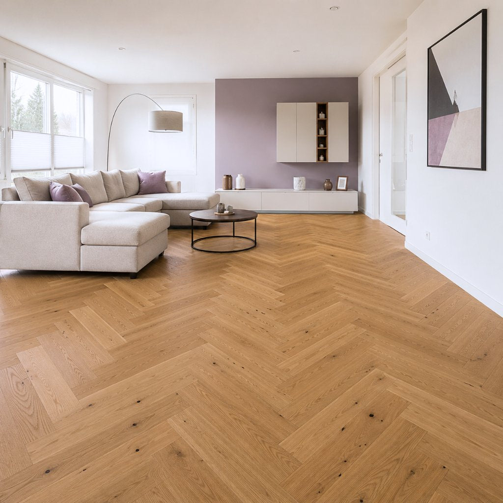 Modernes Wohnzimmer mit Klick Fertigparkett Fischgrätoptik Chateau Eiche rustikal und rustikalem Fischgrätmuster von Floor4all