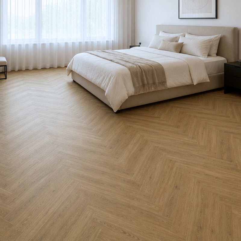 Helles Schlafzimmer mit Klick Vinyl Prime Oak Oslo Fischgrätboden in warmer Eichenoptik von Floor4all