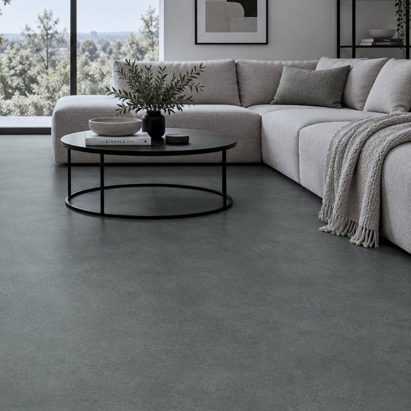 Klick Vinyl Betonoptik Valenzo dunkelgrau im Wohnzimmer mit hellem Sofa und schwarzem Couchtisch von Floor4all