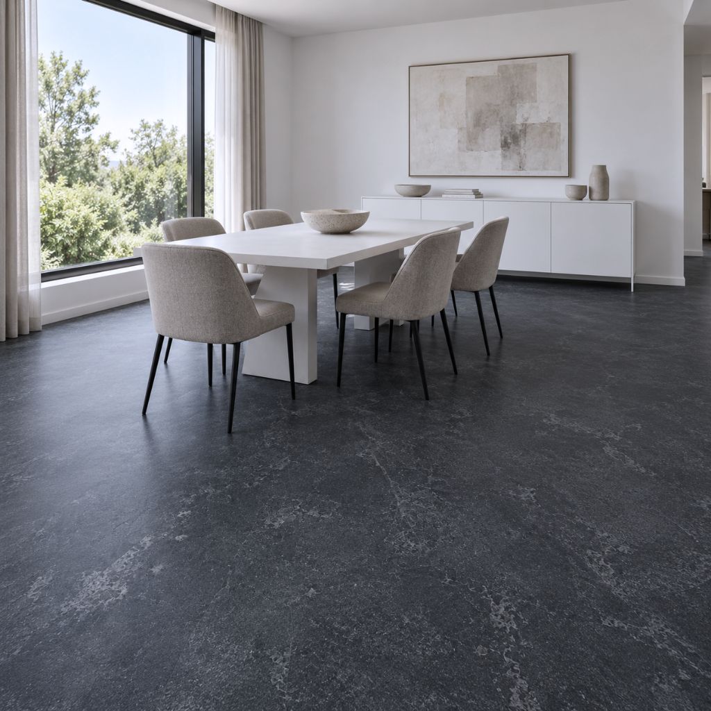 Esszimmer mit weißem Tisch, beigen Polsterstühlen und dunkelgrauem Vinylboden Sarago in Fliesenoptik von Floor4all