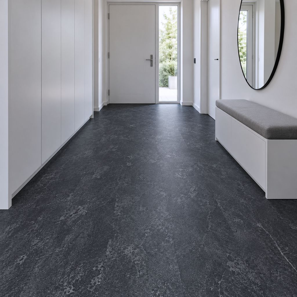 Heller Flur mit weißem Einbauschrank und dunkelgrauem Klick Vinyl Sarago in Steinoptik von Floor4all