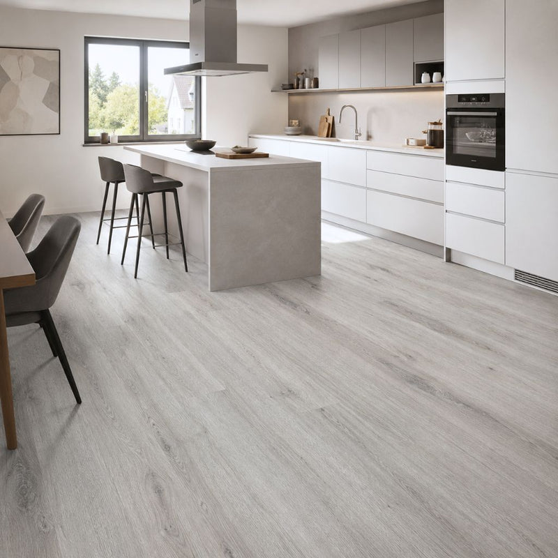 Vinylboden Breitdiele XL Eiche Lisa weiß in moderner heller Küche von Floor4all