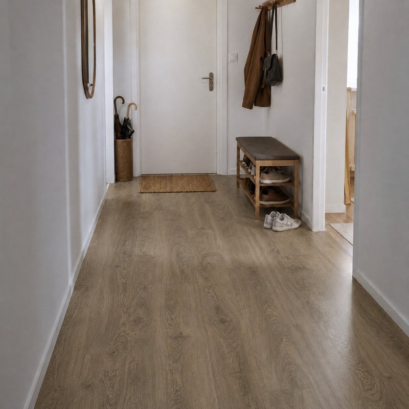 Flur mit Vinylboden Check One Heinrich Eiche in warmer Holzoptik und schlichter Garderobe von Floor4all