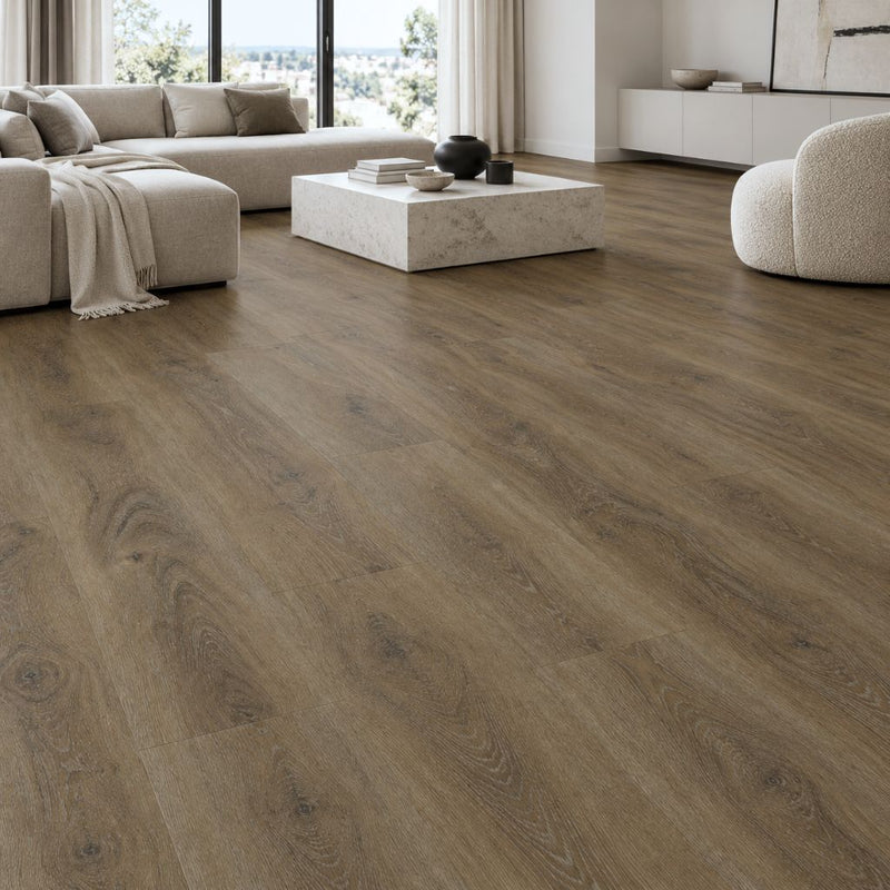 Wohnzimmer mit Vinylboden Klick Eiche Caleno in warmem Braun, hellem Ecksofa und Fensterfront von Floor4all